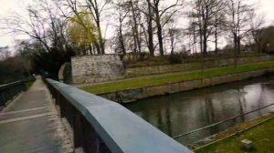 AMBERG BAYERN DEUTSCHLAND. Амберг город в южной Баварии Германии. КРАСНЫЕ РЫБЫ В ПРУДУ.