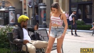 Пранк с девушкой. Присела на колени. Социальный эксперимент.