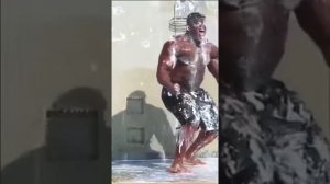 здоровый негр#моется под душем#пранк#прикалывается#психует#прикол#жесть#