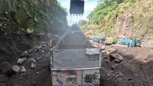 Строительство, экскаватор копает песок, очередной обзор