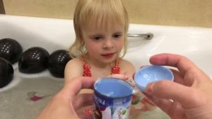 Милена Мисс Мили Лопает шарики с сюрпризами в ванной Воздушные шарики с игрушками