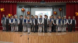 Песню "Как положено друзьям" исполняют учащиеся 2 "А" класса