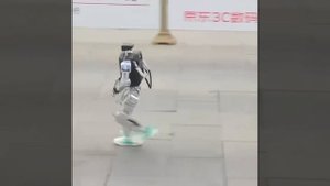 В Китае закончился первый в мире полу-марафон для людей и роботов