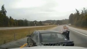 БАБЫ ЗА РУЛЁМ   АВТО ПРИКОЛЫ 2018 Дуры на дорогах . Глупые девушки )