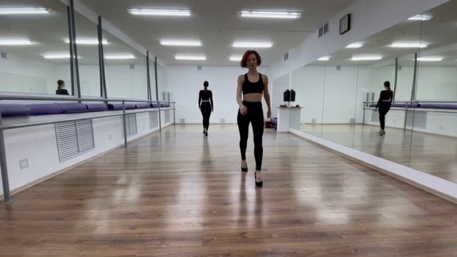 КАК МЫ ХОДИМ В ОБЫЧНОЙ ЖИЗНИ #shorts #model #модели #respect #модельныесоветы #мода смотреть онлайн