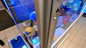 Выиграли прикольные игрушки в НОВОМ автомате Хватайка / Играем в автомат Хватайка