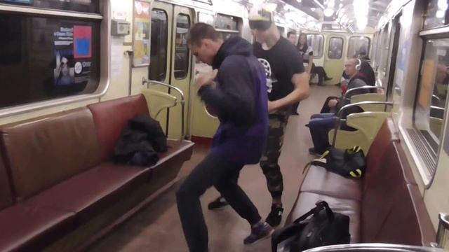 Танці правої молоді в метро від Чесного слова. Ч.1 смотреть онлайн