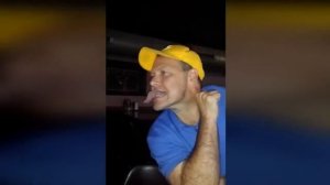 Очень длинный язык . Достал до глаза языком