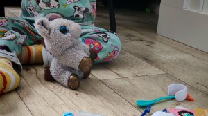 играем в детского плюшевого ослика