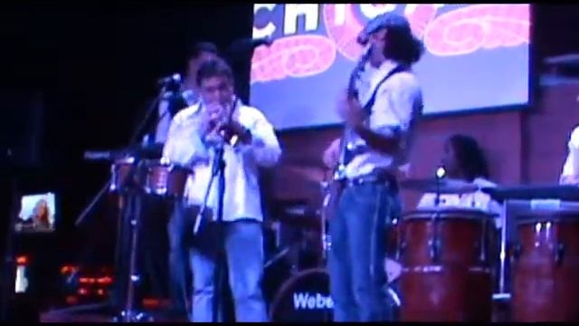 Латиноамериканская группа "Son de Cuba" Oye como va смотреть онлайн