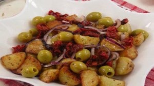 Салат с молодым картофелем и вялеными томатами