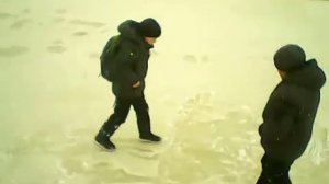 Прикол два школьника дерутся на льду