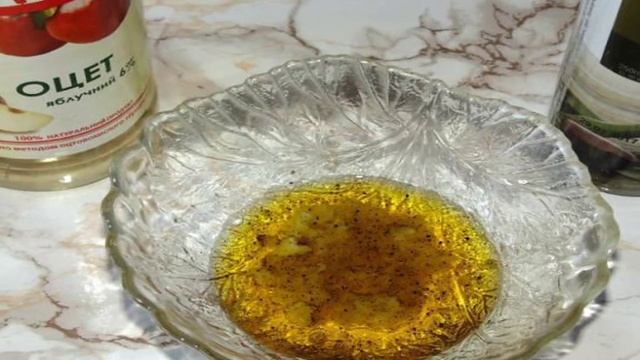 Салат из помидоров с красным луком и чесночной заправкой