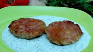 Котлеты со шпинатным соусом
