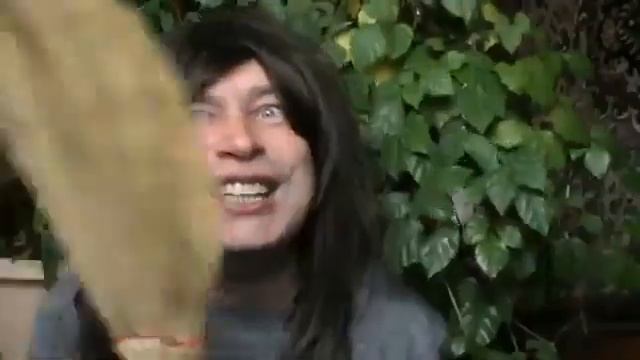 Я махаю веником Весёлый мужик и весёлое видео прикол смотреть онлайн