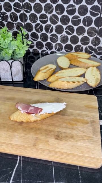 Рецепт брускетт с балыком и грудинкой 🥪