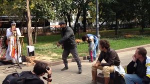 Бомж танцует на Чистых Прудах