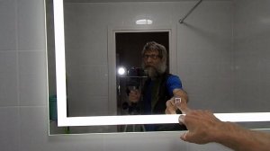 Как повесить зеркало в ванной комнате?