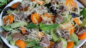 Теплый мясной салат с кабачком и морковкой