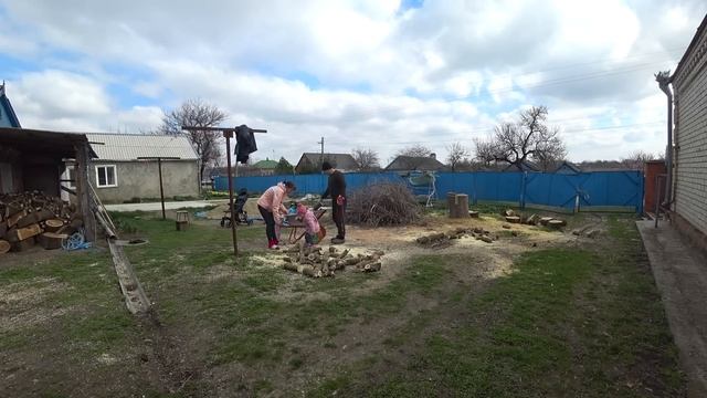 ВИТАЛЯ И АНГЕЛИНА ПОЗДРАВЛЯЮТ АЛЁНУ С ДНЕМ РОЖДЕНИЯ/ПРОГУЛКА ПО САДУ/ЗАМЕНА НОЖЕЙ НА ИЗМЕЛЬЧИТЕЛЕ. смотреть онлайн