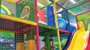 Настя в детском парке катается с горки