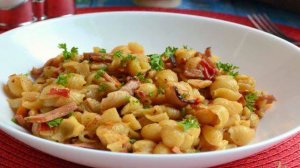 Ракушки с сосисками и баклажанами в мультиварке