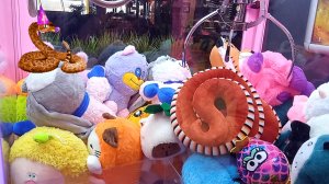 Достали классные игрушки из автомата Хватайка.