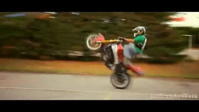 Супер трюки на мотиках. смотреть онлайн
