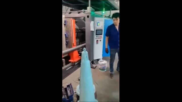 Экструзионно-выдувная машина с пресс-формами для дорожных конусов#shorts смотреть онлайн
