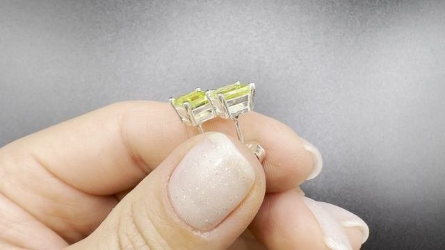 Серьги пусеты с хризолитом Застежка бабочка Серебро 925 пробы Размер камня 6х6 мм ХРИ046