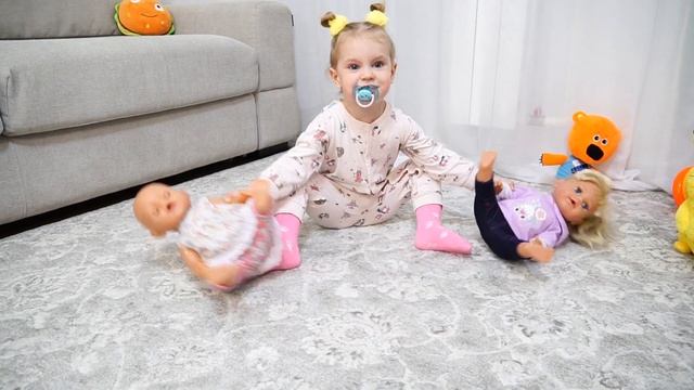 Девочка Ника играет с маленькой смотреть онлайн