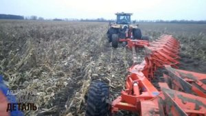 KUHN CHALLENGER пашет по стерне кукурузы