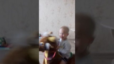 Мальчик скачет на коне . РЖАКА. Смотреть всем