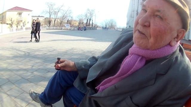 БУХОЙ ДЕД,ПРЕДЛАГАЕТ ВЫПИТЬ ШКОЛЬНИКАМ!!
