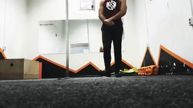 Стойка на одной руке треня