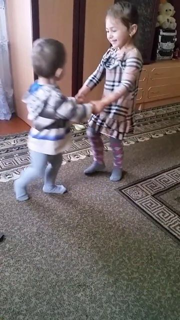 Валера и Лиана Танцуют) смотреть онлайн