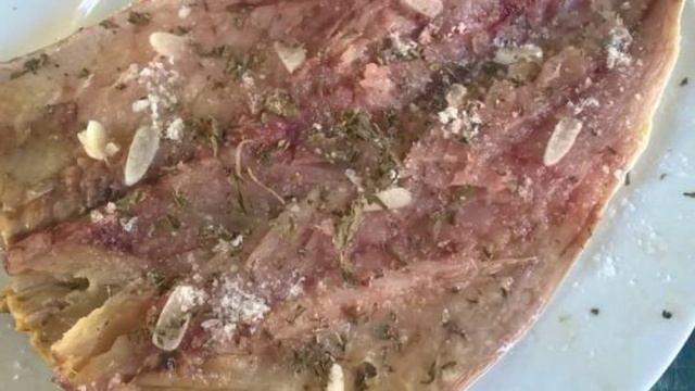 Скумбрия запеченная с базиликом и чесноком