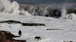 Мощный циклон обрушился на Сахалин. Штормовые волны достигли пика