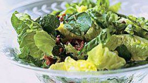 Зеленый салат с маслинами