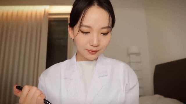 Judy ASMR. Ролевая игра - приём у врача в спа-салоне, тихий голос, предметы косметики, таппинг.