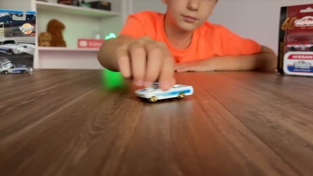 Марк распаковывает новые редкие Hot Wheels и машинки Majorette смотреть онлайн