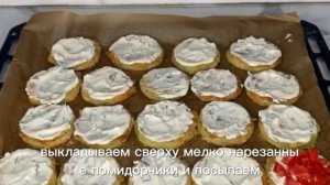 кольца кабачков с помидорами и сыром с чесночным соусом