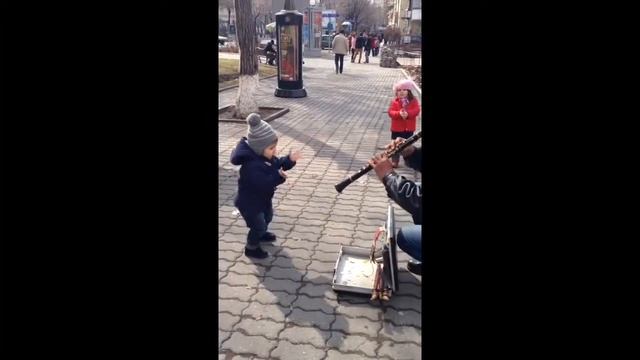 Маленький танцует на улице!!!