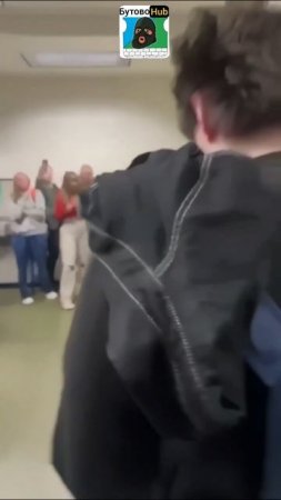 Драка В Холе шальная двойка прилетает в Жбан охранику