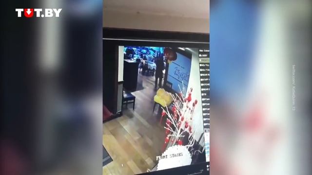 Видео смешное, а ситуация страшная: чем прославилась простая официантка? смотреть онлайн