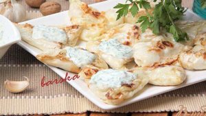 Капустные треуголочки с творогом и орехами