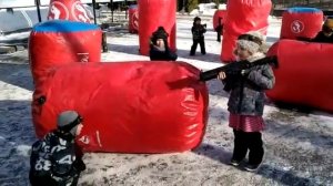 Дети играют в «войнушку» в лазертаг
