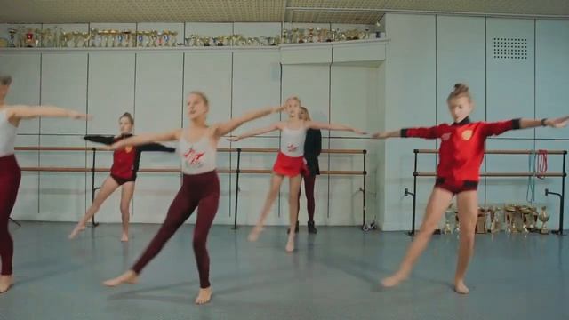 Танцевальные секреты: Освойте идеальный баланс с шоу-балетом "Культурная революция"!