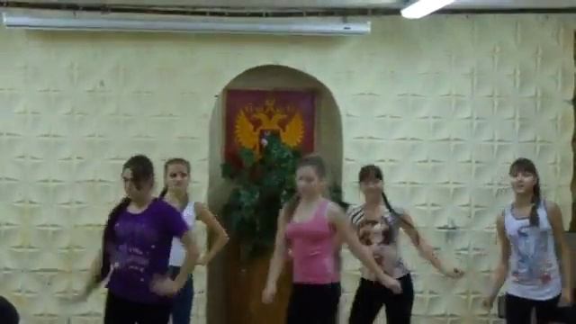 Небольшой танцевальный флеш-моб от 8 а классаЛовите позитив от нас