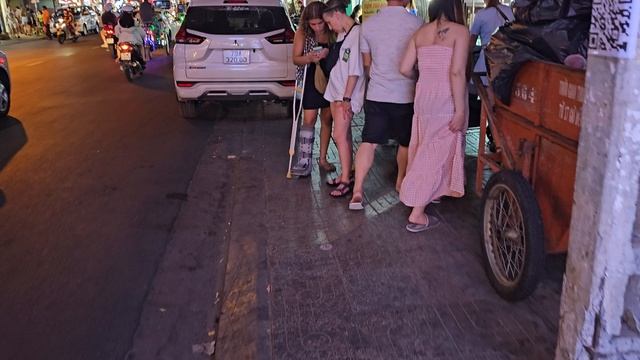 Гуляем по вечернему Нячангу. День Победы в Вьетнаме. Праздник 30 Апреля.  Набережная, людей полно.
